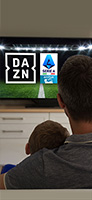 Padre e figlio sul divano guardano la seria A su DAZN